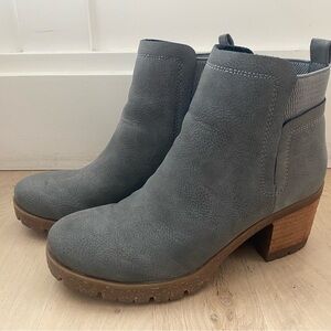 KORKS Elsie Gray Women's Ankle Boots Size 6.5 Lt Grey Nubuck